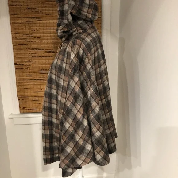 Robbi & Nikki Cape - Picture 4 of 11